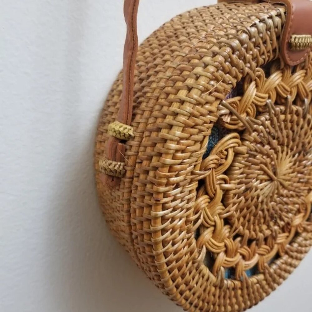 Round Rattan Crossbody Bag. - Picture 5 of 11